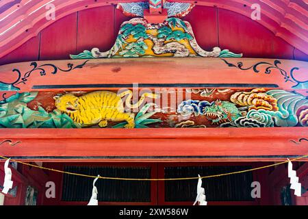 Drachen und Tiger in der Haupthalle (Honden) von Isaniwa Jinja, einem schintoistischen Schrein im Stadtzentrum von Matsuyama, Region Shikoku, Japan Stockfoto