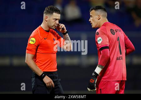 WAALWIJK - (L-R) Schiedsrichter Robin Hensgens, Torhüter Etienne Vaessen beim niederländischen Eredivisie-Spiel zwischen RKC Waalwijk und FC Groningen im Mandemakers Stadium am 17. August 2024 in Waalwijk, Niederlande. Stockfoto