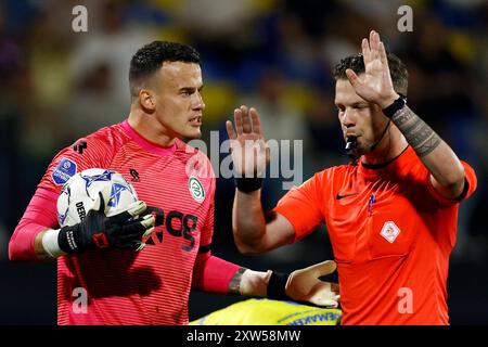 WAALWIJK - (L-R) FC Groningen Torhüter Etienne Vaessen, Schiedsrichter Robin Hensgens während des niederländischen Eredivisie-Spiels zwischen RKC Waalwijk und FC Groningen im Mandemakers Stadium am 17. August 2024 in Waalwijk, Niederlande. Stockfoto