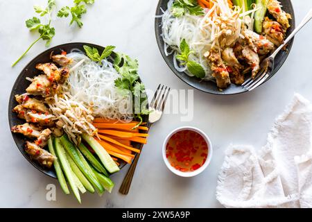 Reisvermicelli mit Zitronengras-Hähnchenschalen, serviert mit nuoc-Mam-Dressing. Stockfoto