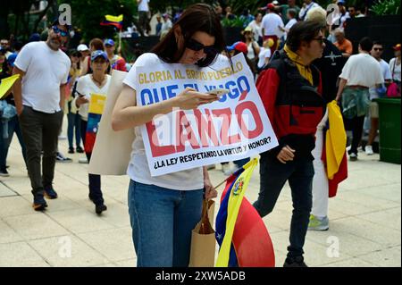 Mexiko-Stadt, Mexiko. August 2024. Eine venezolanische Frau, die an einer Kundgebung im Monumento de la Revolucion teilnahm, unter dem Motto "Lass die Welt die Rekorde in der Hand sehen, wir werden uns nicht berauben lassen, um gegen die Ausrufung von Nicolas Maduro als Sieger zu protestieren und zu fordern, dass der Sieg des Oppositionskandidaten Edmundo González Urrutia nach den Präsidentschaftswahlen in Venezuela anerkannt wird. Am 17. August 2024 in Mexiko-Stadt. (Foto: Carlos Tischler/ Credit: Eyepix Group/Alamy Live News Stockfoto