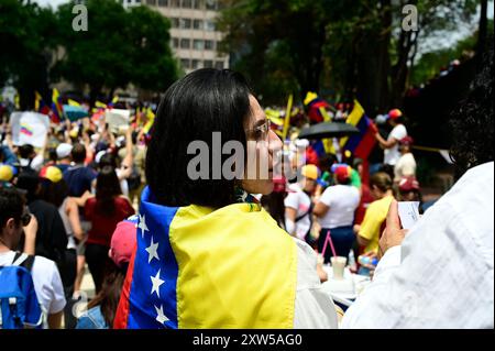 Mexiko-Stadt, Mexiko. August 2024. Eine venezolanische Frau, die an einer Kundgebung im Monumento de la Revolucion teilnahm, unter dem Motto "Lass die Welt die Rekorde in der Hand sehen, wir werden uns nicht berauben lassen, um gegen die Ausrufung von Nicolas Maduro als Sieger zu protestieren und zu fordern, dass der Sieg des Oppositionskandidaten Edmundo González Urrutia nach den Präsidentschaftswahlen in Venezuela anerkannt wird. Am 17. August 2024 in Mexiko-Stadt. (Foto: Carlos Tischler/ Credit: Eyepix Group/Alamy Live News Stockfoto