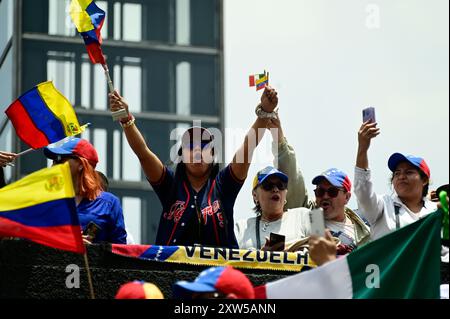 Mexiko-Stadt, Mexiko. August 2024. Eine Venezolanerin reagiert während einer Kundgebung im Monumento de la Revolucion unter dem Motto "Lass die Welt die Rekorde in der Hand sehen, wir werden uns nicht berauben lassen, um gegen die Ausrufung von Nicolas Maduro als Sieger zu protestieren und zu fordern, dass der Sieg des Oppositionskandidaten Edmundo González Urrutia nach den Präsidentschaftswahlen in Venezuela anerkannt wird. Am 17. August 2024 in Mexiko-Stadt. (Foto: Carlos Tischler/ Credit: Eyepix Group/Alamy Live News Stockfoto