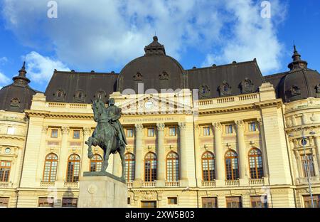 Statue von König Carol I. vor der Zentralen Universitätsbibliothek von Bukarest, Rumänien Stockfoto