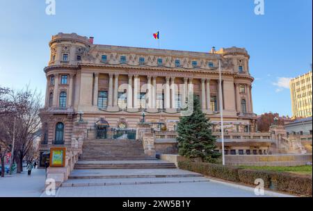 Der Palast des Nationalen Militärkreises in Bukarest. Es gilt als historisches Denkmal und wurde 1911 vom Architekten Dimitri Maimarolu erbaut Stockfoto