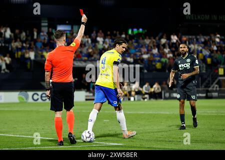 WAALWIJK - (L-R) Schiedsrichter Robin Hensgens zeigt Oskar Zawada vom RKC Waalwijk die rote Karte während des niederländischen Eredivisie-Spiels zwischen RKC Waalwijk und FC Groningen im Mandemakers Stadium am 17. August 2024 in Waalwijk, Niederlande. Stockfoto