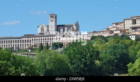 Assisi - die Basilika di San Francesco über der umbrischen Landschaft. Stockfoto