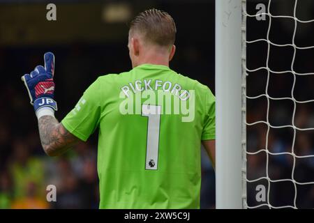 Liverpool, Großbritannien. August 2024. Everton Torhüter Jordan Pickford (1) leitet seine Wand beim Spiel Everton FC gegen Brighton & Hove Albion FC English Premier League im Goodison Park, Liverpool, England, Großbritannien am 17. August 2024 Credit: Every Second Media/Alamy Live News Stockfoto