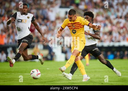 Valencia, Spanien. August 2024. VALENCIA, SPANIEN – 17. AUGUST: Ferran Torres Right Winger des FC Barcelona spielt mit dem Ball während des LaLiga EA Sports Matches zwischen Valencia CF und FC Barcelona im Mestalla Stadium am 17. August 2024 in Valencia, Spanien. (Foto von Jose Torres/Photo Players Images/Magara Press) Credit: Magara Press SL/Alamy Live News Stockfoto