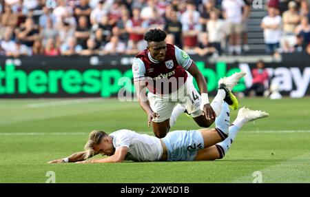 London, Großbritannien. August 2024. Mohammed Kudus (West Ham) fliegt, nachdem Matty Cash (Aston Villa) während des Spiels der West Ham gegen Aston Villa Premier League im London Stadium Stratford angeschlagen wurde. Dieses Bild ist NUR für REDAKTIONELLE ZWECKE bestimmt. Für jede andere Verwendung ist eine Lizenz von Football DataCo erforderlich. Quelle: MARTIN DALTON/Alamy Live News Stockfoto