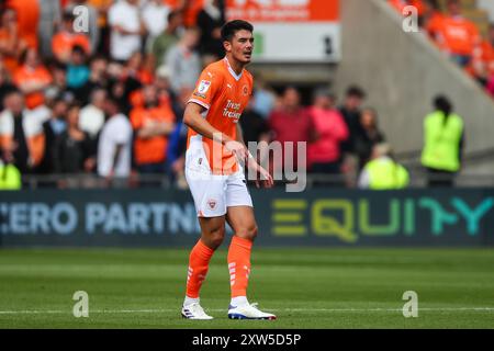 Blackpool, Großbritannien. August 2024. Elkan Baggott von Blackpool während des Sky Bet League 1 Spiels Blackpool vs Stockport County in Bloomfield Road, Blackpool, Vereinigtes Königreich, 17. August 2024 (Foto: Gareth Evans/News Images) in Blackpool, Vereinigtes Königreich am 17. August 2024. (Foto: Gareth Evans/News Images/SIPA USA) Credit: SIPA USA/Alamy Live News Stockfoto