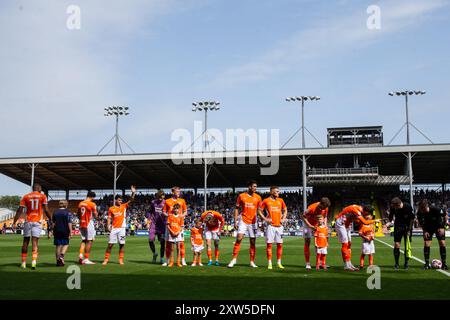 Blackpool, Großbritannien. August 2024. Blackpool Spieler stehen während des Sky Bet League 1 Spiels Blackpool gegen Stockport County in Bloomfield Road, Blackpool, Vereinigtes Königreich, 17. August 2024 (Foto: Gareth Evans/News Images) in Blackpool, Vereinigtes Königreich am 17. August 2024 an. (Foto: Gareth Evans/News Images/SIPA USA) Credit: SIPA USA/Alamy Live News Stockfoto