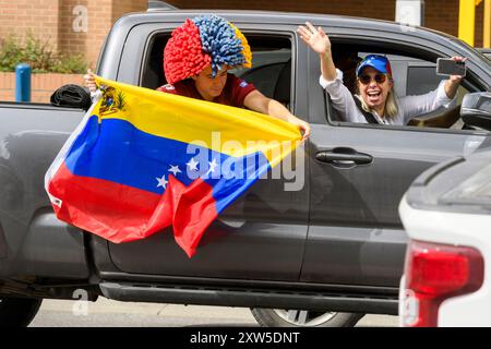 Die venezolanische Gemeinde in Calgary, Alberta, protestiert gegen die Regierungswahl in Maduro und hält die venezolanische Flagge. Kanada Stockfoto