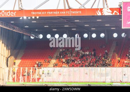 Enschede, Niederlande. August 2024. ENSCHEDE, Stadion Grolsch Veste, 17-08-2024, Saison 2024/2025, niederländischer Eredivisie Football während des Spiels Twente - Sparta Supporters Sparta Credit: Pro Shots/Alamy Live News Stockfoto