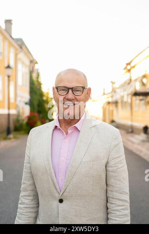 Glücklicher Senior Mann draußen in Nordeuropa im Sommer Stockfoto