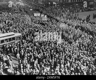 Über hunderttausend Demonstranten vor dem Madison Square Garden in New York. Sie sollen am 10. Mai 1933 an einem Anti-Nazi-marsch durch Lower Manhattan teilnehmen. Stockfoto