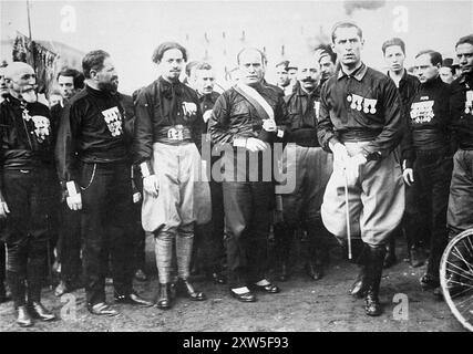 Der faschistische marsch auf Rom. 1922 veranstalteten die Faschisten unter der Leitung von Mussolini eine Massendemonstration in Form eines massenabzugs nach Rom. Es gab weniger als 30.000 Menschen auf dem marsch, aber König Viktor Emanuel II. Fürchtete einen Bürgerkrieg und dankte ab und übergab Mussolini die Macht. Dieses Bild zeigt Mussolini (Mitte), mit Emilio de Bono (Mitte L, helle Hose und Spitzbart), Italo de balbo (weit L mit weißem Spitzbart) und Cesare Maria de Vecchi (R mit blassen Hosen und Kürze). Stockfoto