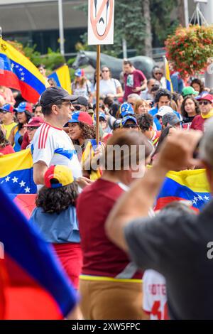 Die venezolanische Gemeinde in Calgary, Alberta, protestiert gegen die Regierungswahl in Maduro und hält die venezolanische Flagge. Kanada Stockfoto