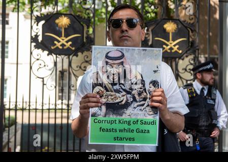 London, England, Großbritannien. August 2024. Palästinensische Aktivisten und ihre Verbündeten demonstrierten vor der Königlichen Botschaft von Saudi-Arabien, weil die Delegation der Golfführer und des saudischen Außenministers im Vereinigten Königreich die Normalisierung mit Israel erörtern wollte. Demonstranten forderten ein Ölembargo gegen Saudi-Arabien. (Kreditbild: © Krisztian Elek/ZUMA Press Wire) NUR REDAKTIONELLE VERWENDUNG! Nicht für kommerzielle ZWECKE! Stockfoto