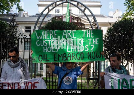 London, England, Großbritannien. August 2024. Palästinensische Aktivisten und ihre Verbündeten demonstrierten vor der Königlichen Botschaft von Saudi-Arabien, weil die Delegation der Golfführer und des saudischen Außenministers im Vereinigten Königreich die Normalisierung mit Israel erörtern wollte. Demonstranten forderten ein Ölembargo gegen Saudi-Arabien. (Kreditbild: © Krisztian Elek/ZUMA Press Wire) NUR REDAKTIONELLE VERWENDUNG! Nicht für kommerzielle ZWECKE! Stockfoto