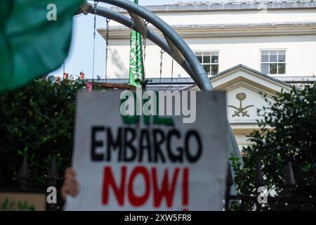 London, England, Großbritannien. August 2024. Palästinensische Aktivisten und ihre Verbündeten demonstrierten vor der Königlichen Botschaft von Saudi-Arabien, weil die Delegation der Golfführer und des saudischen Außenministers im Vereinigten Königreich die Normalisierung mit Israel erörtern wollte. Demonstranten forderten ein Ölembargo gegen Saudi-Arabien. (Kreditbild: © Krisztian Elek/ZUMA Press Wire) NUR REDAKTIONELLE VERWENDUNG! Nicht für kommerzielle ZWECKE! Stockfoto