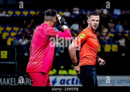 WAALWIJK, Niederlande. August 2024. SPO, Mandemakers Stadium, Dutch eredivisie, Saison 2024/2025, während des Spiels RKC - Groningen, FC Groningen Torhüter Etienne Vaessen, Schiedsrichter Robin Hensgens Credit: Pro Shots/Alamy Live News Stockfoto