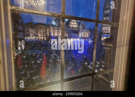 Blick aus dem Bremer Schütting dem Sitz der Handelskammer auf den Marktplatz am Eröffnungsabend für das 35. Bremer Musikfest am 17. August 2024 unter dem Motto eine große Nachtmusik. In der Mitte das historische Rathaus, daneben der Bremer Dom. *** Blick von Bremens Schütting, dem Sitz der Handelskammer, auf den Marktplatz am Eröffnungsabend des Bremer Musikfestivals 35 am 17. August 2024 unter dem Motto eine große Nachtmusik in der Mitte befindet sich das historische Rathaus neben dem Bremer Dom Stockfoto