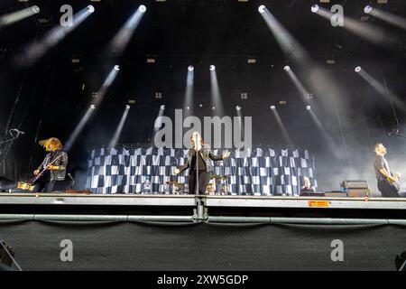 Silbermond - KunstRasen Bonn Gronau 2024 - 17.08.2024 die deutsche Pop Rock Band SILBERMOND beim Live Auftritt auf der KunstRasen Bühne - der KunstRasen in Bonn Gronau ist eine beliebte Sommer Open Air Konzertreihe am Rande der Rheinaue am Bonner Rheinufer. 17.08.2024 Bonn Gronau Nordrhein-Westfalen Deutschland *** Silbermond Kunst Rasen Bonn Gronau 2024 17 08 2024 die deutsche Pop-Rock-Band SILBERMOND live auf der Kunst-Rasen-Bühne die Kunst Rasen in Bonn Gronau ist eine beliebte Sommer-Open-Air-Konzertreihe am Rande der Rheinaue an der Rheinaue Rheinufer in Bonn 17 08 2024 Bonn Gr Stockfoto