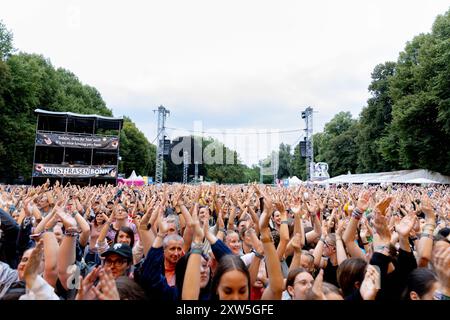 Silbermond - KunstRasen Bonn Gronau 2024 - 17.08.2024 die deutsche Pop Rock Band SILBERMOND beim Live Auftritt auf der KunstRasen Bühne - der KunstRasen in Bonn Gronau ist eine beliebte Sommer Open Air Konzertreihe am Rande der Rheinaue am Bonner Rheinufer. 17.08.2024 Bonn Gronau Nordrhein-Westfalen Deutschland *** Silbermond Kunst Rasen Bonn Gronau 2024 17 08 2024 die deutsche Pop-Rock-Band SILBERMOND live auf der Kunst-Rasen-Bühne die Kunst Rasen in Bonn Gronau ist eine beliebte Sommer-Open-Air-Konzertreihe am Rande der Rheinaue an der Rheinaue Rheinufer in Bonn 17 08 2024 Bonn Gr Stockfoto