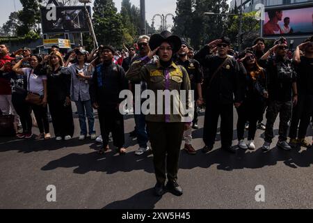 Bandung, Indonesien. August 2024. Die Verkehrsteilnehmer grüßen eine riesige Rot-Weiße Flagge während eines dreiminütigen Grußes zum 79. Unabhängigkeitstag der Republik Indonesien in Bandung, West-Java. (Foto: Dimas Rachmatsyah/Pacific Press) Credit: Pacific Press Media Production Corp./Alamy Live News Stockfoto