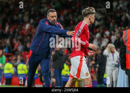 Manchester United Assistant Manager Ruud van Nistelrooy schickt Manchester United Stürmer Alejandro Garnacho (17) nach dem letzten Pfiff beim Spiel Manchester United FC gegen Fulham FC English Premier League in Old Trafford, Manchester, England, Großbritannien am 16. August 2024 Credit: Every Second Media/Alamy Live News Stockfoto