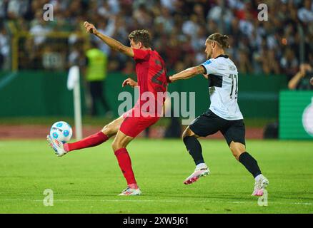 Thomas MUELLER, MÜLLER, FCB 25 wetteifern um den Ball, Tackling, Duell, Header, zweikampf, Action, Kampf gegen Dennis Chessa, SSV Ulm 11 im Spiel SSV ULM - FC BAYERN MÜNCHEN 0-4 DFB-Pokal, Deutscher Fußball-Cup, 1.Runde am 16. August 2024 in Ulm. Saison 2024/2025 Fotograf: Peter Schatz - DFB-VORSCHRIFTEN VERBIETEN JEDE VERWENDUNG VON FOTOGRAFIEN als BILDSEQUENZEN und/oder QUASI-VIDEO - Stockfoto