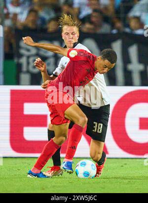 Jamal MUSIALA, FCB 42 tritt um den Ball, Tackling, Duell, Header, zweikampf, Action, Kampf gegen Luka Hyryläinen, SSV Ulm 38 im Spiel SSV ULM - FC BAYERN MÜNCHEN 0-4 DFB-Pokal, Deutscher Fußball-Cup, 1.Runde am 16. August 2024 in Ulm. Saison 2024/2025 Fotograf: Peter Schatz - DFB-VORSCHRIFTEN VERBIETEN JEDE VERWENDUNG VON FOTOGRAFIEN als BILDSEQUENZEN und/oder QUASI-VIDEO - Stockfoto