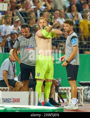 Marvin Seybold, Torhüter SSV Ulm 12 holt sein Trikot Christian Ortag, SSV Ulm 39 Kopfverletzungstausch im Spiel SSV ULM - FC BAYERN MÜNCHEN 0-4 DFB-Pokal, deutscher Fußball-Cup, 1.Runde am 16. August 2024 in Ulm. Saison 2024/2025 Fotograf: Peter Schatz - DFB-VORSCHRIFTEN VERBIETEN JEDE VERWENDUNG VON FOTOGRAFIEN als BILDSEQUENZEN und/oder QUASI-VIDEO - Stockfoto