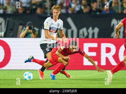 Jamal MUSIALA, FCB 42 tritt um den Ball, Tackling, Duell, Header, zweikampf, Action, Kampf gegen Luka Hyryläinen, SSV Ulm 38 im Spiel SSV ULM - FC BAYERN MÜNCHEN 0-4 DFB-Pokal, Deutscher Fußball-Cup, 1.Runde am 16. August 2024 in Ulm. Saison 2024/2025 Fotograf: Peter Schatz - DFB-VORSCHRIFTEN VERBIETEN JEDE VERWENDUNG VON FOTOGRAFIEN als BILDSEQUENZEN und/oder QUASI-VIDEO - Stockfoto