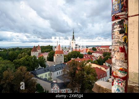 Blick auf die historische Altstadt von Tallinn einschließlich der Kirche St. Olaf im Mittelteil, Estland Stockfoto