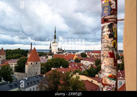 Blick auf die historische Altstadt von Tallinn einschließlich der Kirche St. Olaf im Mittelteil, Estland Stockfoto