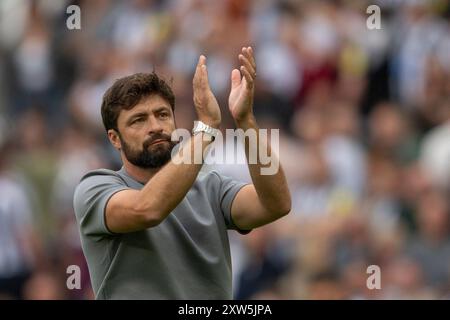 Southampton-Manager Russell Martin applaudiert den Southampton-Fans beim Finale des Premier League-Spiels zwischen Newcastle United und Southampton im St. James's Park, Newcastle am Samstag, den 17. August 2024. (Foto: Trevor Wilkinson | MI News) Credit: MI News & Sport /Alamy Live News Stockfoto