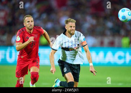 Harry Kane, FCB 9 tritt um den Ball an, Tackling, Duell, Header, zweikampf, Action, Kampf gegen Johannes Reichert, SSV Ulm 5 im Spiel SSV ULM - FC BAYERN MÜNCHEN 0-4 DFB-Pokal, Deutscher Fußball-Cup, 1.Runde am 16. August 2024 in Ulm. Saison 2024/2025 Fotograf: Peter Schatz - DFB-VORSCHRIFTEN VERBIETEN JEDE VERWENDUNG VON FOTOGRAFIEN als BILDSEQUENZEN und/oder QUASI-VIDEO - Stockfoto