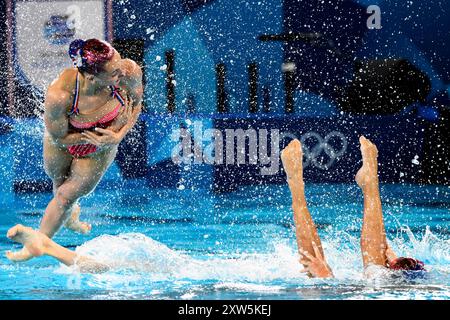 Athleten des französischen Teams treten im Finale der künstlerischen Schwimm-Mannschaft Acrobatic Routine während der Olympischen Spiele 2024 im Aquatics Centre in Paris (Frankreich) am 07. August 2024 an. Stockfoto