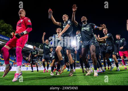 Waalwijk, Niederlande. August 2024. WAALWIJK, NIEDERLANDE - 17. AUGUST: Etienne Vaessen vom FC Groningen, Finn Stam vom FC Groningen und Leandro Bacuna vom FC Groningen feiern ihre Siege beim niederländischen Eredivisie-Spiel zwischen RKC Waalwijk und FC Groningen im Mandemakers Stadion am 17. August 2024 in Waalwijk, Niederlande. (Foto von Joris Verwijst/Orange Pictures) Credit: Orange Pics BV/Alamy Live News Stockfoto