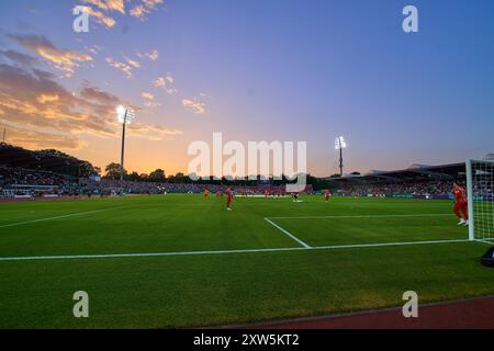 Stadion bei Sonnenuntergang im Spiel SSV ULM - FC BAYERN MÜNCHEN 0-4 DFB-Pokal, Deutscher Fußball-Cup, 1.Runde am 16. August 2024 in Ulm. Saison 2024/2025 Fotograf: Peter Schatz - DFB-VORSCHRIFTEN VERBIETEN JEDE VERWENDUNG VON FOTOGRAFIEN als BILDSEQUENZEN und/oder QUASI-VIDEO - Stockfoto