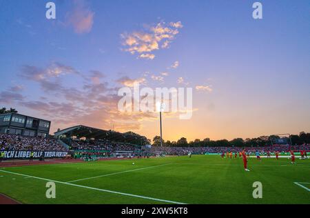 Stadion bei Sonnenuntergang im Spiel SSV ULM - FC BAYERN MÜNCHEN 0-4 DFB-Pokal, Deutscher Fußball-Cup, 1.Runde am 16. August 2024 in Ulm. Saison 2024/2025 Fotograf: Peter Schatz - DFB-VORSCHRIFTEN VERBIETEN JEDE VERWENDUNG VON FOTOGRAFIEN als BILDSEQUENZEN und/oder QUASI-VIDEO - Stockfoto