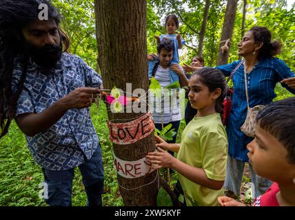 Mumbai, Indien. August 2024. MUMBAI, INDIEN - 17. AUGUST: Naturliebhaber feierten Raksha Bandhan, indem sie Rakhis an Bäume in der Aarey Colony am 17. August 2024 in Mumbai, Indien, knüpften. (Foto: Satish Bate/Hindustan Times/SIPA USA) Credit: SIPA USA/Alamy Live News Stockfoto