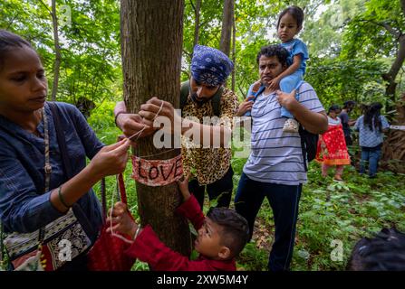 Mumbai, Indien. August 2024. MUMBAI, INDIEN - 17. AUGUST: Naturliebhaber feierten Raksha Bandhan, indem sie Rakhis an Bäume in der Aarey Colony am 17. August 2024 in Mumbai, Indien, knüpften. (Foto: Satish Bate/Hindustan Times/SIPA USA) Credit: SIPA USA/Alamy Live News Stockfoto