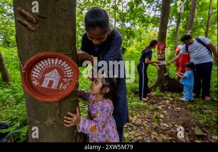 Mumbai, Indien. August 2024. MUMBAI, INDIEN - 17. AUGUST: Naturliebhaber feierten Raksha Bandhan, indem sie Rakhis an Bäume in der Aarey Colony am 17. August 2024 in Mumbai, Indien, knüpften. (Foto: Satish Bate/Hindustan Times/SIPA USA) Credit: SIPA USA/Alamy Live News Stockfoto