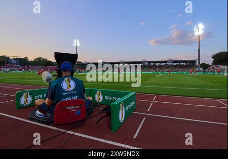 Ulm, Deutschland. August 2024. Kameramann im Spiel SSV ULM – FC BAYERN MÜNCHEN 0-4 DFB-Pokal, Deutscher Fußball-Cup, 1.Runde am 16. August 2024 in Ulm. Saison 2024/2025 Fotograf: ddp-Bilder/STAR-Bilder - DFB-VORSCHRIFTEN VERBIETEN JEDE VERWENDUNG VON FOTOGRAFIEN als BILDSEQUENZEN und/oder QUASI-VIDEO - Credit: ddp Media GmbH/Alamy Live News Stockfoto