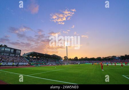 Ulm, Deutschland. August 2024. Stadion bei Sonnenuntergang im Spiel SSV ULM - FC BAYERN MÜNCHEN 0-4 DFB-Pokal, Deutscher Fußball-Cup, 1.Runde am 16. August 2024 in Ulm. Saison 2024/2025 Fotograf: ddp-Bilder/STAR-Bilder - DFB-VORSCHRIFTEN VERBIETEN JEDE VERWENDUNG VON FOTOGRAFIEN als BILDSEQUENZEN und/oder QUASI-VIDEO - Credit: ddp Media GmbH/Alamy Live News Stockfoto