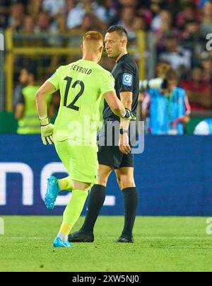 Ulm, Deutschland. August 2024. Marvin Seybold, Torhüter SSV Ulm 12 holt sein Trikot Christian Ortag, SSV Ulm 39 Kopfverletzungstausch im Spiel SSV ULM - FC BAYERN MÜNCHEN 0-4 DFB-Pokal, deutscher Fußball-Cup, 1.Runde am 16. August 2024 in Ulm. Saison 2024/2025 Fotograf: ddp-Bilder/STAR-Bilder - DFB-VORSCHRIFTEN VERBIETEN JEDE VERWENDUNG VON FOTOGRAFIEN als BILDSEQUENZEN und/oder QUASI-VIDEO - Credit: ddp Media GmbH/Alamy Live News Stockfoto