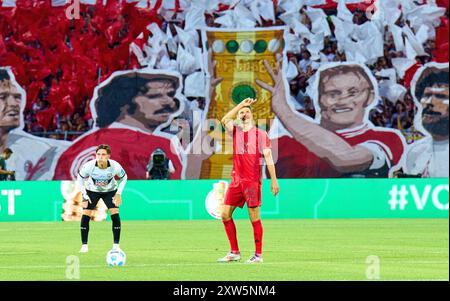 Ulm, Deutschland. August 2024. Thomas MUELLER, Mueller, FCB 25 FCB Fans mit Choreo vor dem Spiel SSV ULM - FC BAYERN MÜNCHEN 0-4 DFB-Pokal, Deutscher Fußball-Cup, 1.Runde am 16. August 2024 in Ulm. Saison 2024/2025 Fotograf: ddp-Bilder/STAR-Bilder - DFB-VORSCHRIFTEN VERBIETEN JEDE VERWENDUNG VON FOTOGRAFIEN als BILDSEQUENZEN und/oder QUASI-VIDEO - Credit: ddp Media GmbH/Alamy Live News Stockfoto